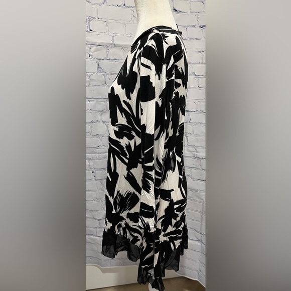 Cupio soft knit blouse Black and white abstract design size large - Picture 3 of 6